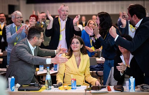 Freude über die Wahl von Susanne Seehofer ins FDP-Präsidium. - © Bernd von Jutrczenka/dpa