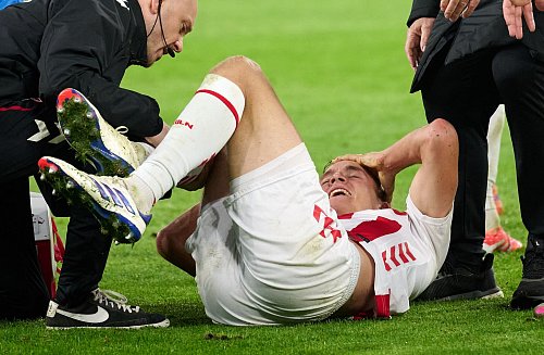 Der Kölner Timo Hübers verletzte sich schwer am Knie und wird monatelang ausfallen. - © Bernd Thissen/dpa