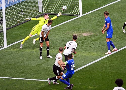 Kylian Mbappé erzielt das 1:0. Der starke Torwart Marc-André ter Stegen hechtet vergebens nach dem Ball. - © Marijan Murat/dpa