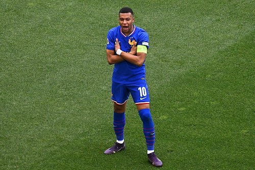 Frankreichs Matchwinner Kylian Mbappé in seiner typischen Jubelpose. - © Marijan Murat/dpa
