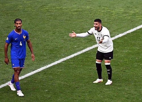 Deniz Undav (r) trifft - doch nach Videobeweis gilt sein Tor zum 1:1 nicht. - © Marijan Murat/dpa
