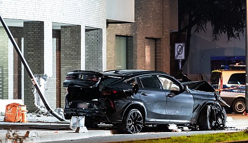 Trotz spektakulärer Fälle zeigt die Unfallstatistik für SUV keine Auffälligkeiten. (Archivbild) - © Silas Stein/dpa