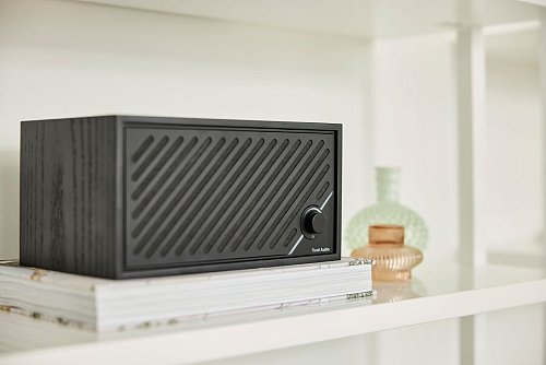 Tivoli Audio setzt auf Retro-Charme: Der Model Two Digital verbindet klassisches Design mit moderner Audio-Technik. - © Tivoli/dpa-tmn