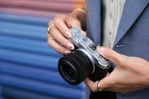 Fujifilms X-M5 erweitert die X-Serie: Sie ist die leichteste Kamera der Serie mit KI-Autofokus, 26,1 Megapixeln und 6,2K-Video. - © Fujifilm/dpa-tmn
