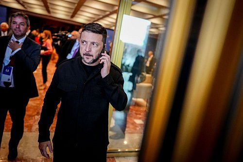 Der ukrainische Wolodymyr Selenskyj zeigte sich in Albanien wenig optimistisch. - © Kay Nietfeld/dpa