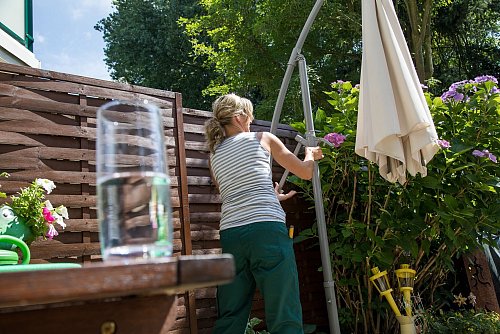 Gehört ins Haus: Lose Gegenstände sollten bei längerer Abwesenheit sicherheitshalber verräumt werden. - © Christin Klose/dpa-tmn