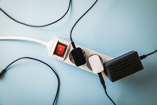 Braucht es wirklich den Stand-by-Modus? Wer elektrische Geräte ganz vom Strom trennt, kann sparen. - © Christin Klose/dpa-tmn