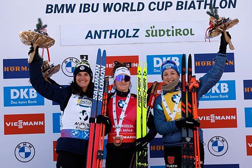 Bei der WM deutet vieles auf ein Duell von Franziska Preuß mit den Französinnen hin. - © Alessandro Trovati/AP/dpa