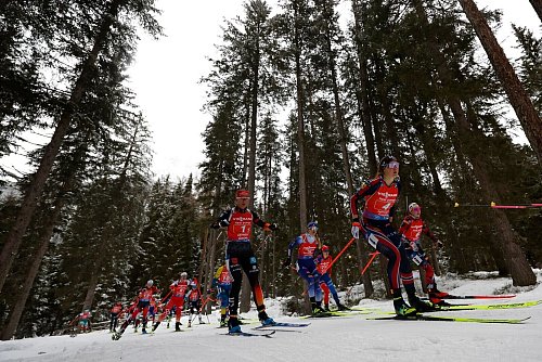 In der Staffel hatte das junge deutsche Team keine Chance. - © Alessandro Trovati/AP/dpa