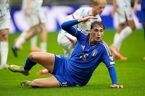 Bloß nicht ausrutschen: Italien mit Torschütze Pio Esposito muss in die Playoffs. - © Luca Bruno/AP/dpa