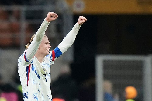 Norwegens Erling Haaland jubelt nach seinem Doppelpack in Italien über die WM-Teilnahme 2026. - © Luca Bruno/AP/dpa