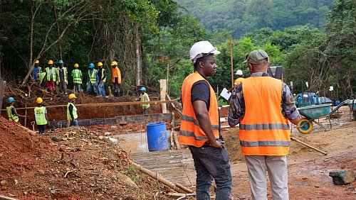 Das Tacugama Sanctuary wird ausgebaut - unter anderem ein Ausbildungszentrum und ein Kino entstehen. - © Julian Hilgers/dpa-tmn