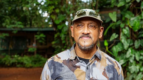 Bala Amarasekaran hat das Schimpansen-Schutzprojekt Tacugama gegründet. - © Julian Hilgers/dpa-tmn