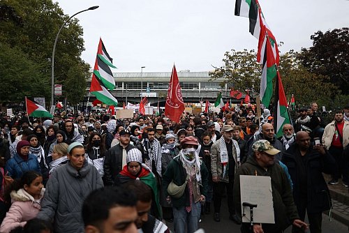 Zum Jahrestag des Hamas-Angriffs wird in Berlin gegen das Vorgehen Israels im Gazastreifen demonstriert. - © Jörg Carstensen/dpa