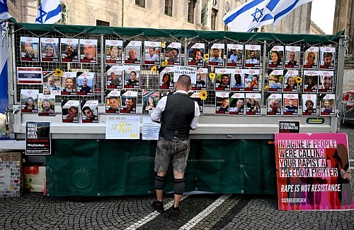 In München wird auf die noch immer von der Hamas festgehaltenen Geiseln erinnert. - © Felix Hörhager/dpa