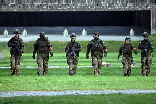 Verpflichtende Musterungen wollen die Grünen - mehr Pflicht beim Wehrdienst aber erst einmal nicht. - © Federico Gambarini/dpa