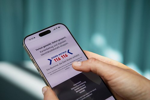 Genauso wie die physischen Zahlungskarten im Portemonnaie müssen auch digitale Karten gesperrt werden. - © Nico Tapia/dpa-tmn