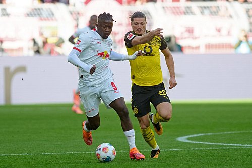 Kampf um jeden Zentimeter zwischen Dortmund und Leipzig. - © Bernd Thissen/dpa