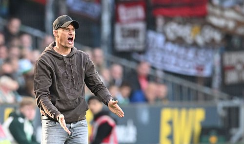 Pauli-Coach Alexander Blessin konnte mit der Leistung seines Teams nicht zufrieden sein. - © Carmen Jaspersen/dpa
