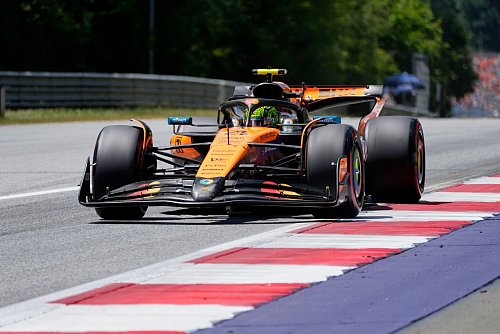 Der WM-Zweite Lando Norris startet in Spielberg von Platz eins. - © Darko Bandic/AP/dpa
