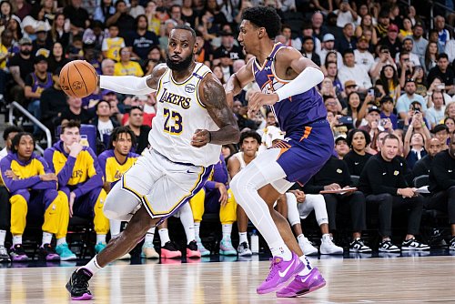 Kam gegen die Phoenix Suns auf 19 Punkte: NBA-Superstar LeBron James (l). - © William Liang/AP/dpa