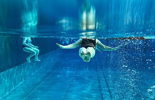 Ist das Vertrauen, dass das Wasser einen trägt, erst einmal aufgebaut, ist die Grundlage für Schwimmen gelegt. - © Julian Stratenschulte/dpa/dpa-tmn