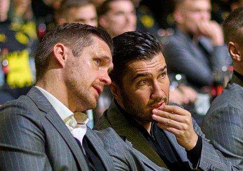 Sportdirektor Sebastian Kehl (links) und Trainer Nuri Sahin waren ebenfalls anwesend - © Bernd Thissen/dpa