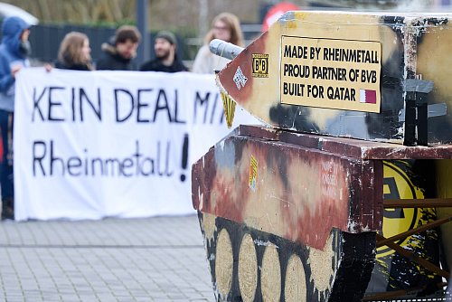 Auch am Rande der Mitgliederversammlung gab es Kritik am BVB-Deal mit Rheinmetall - © Bernd Thissen/dpa