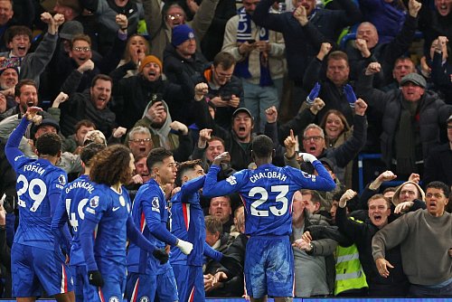 Trevoh Chalobah erzielte den Führungstreffer für den FC Chelsea, der da schon in Unterzahl spielte. - © Ian Walton/AP/dpa