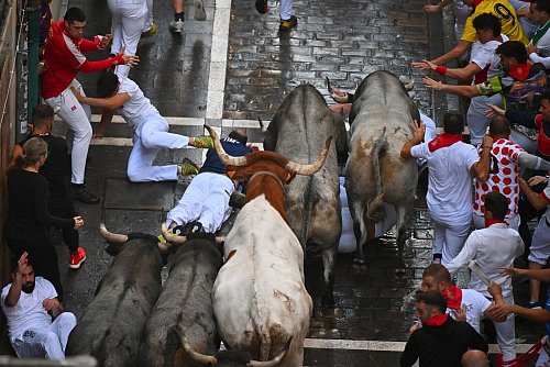 Einer der gefährlichen Momente, doch die Bullen springen meist reflexartig über Gestürzte. - © Miguel Oses/AP/dpa