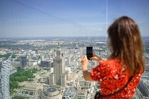 Blick auf Warschau samt des berühmten Kulturpalastes: In diesem Sommer soll eine Aussichtsplattform in 230 Meter Höhe auf dem Varso Tower eröffnet werden. - © Maciej Deperas/polen.travel/dpa-tmn