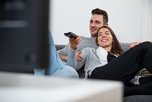 Streaming-Spaß statt Streaming-Frust: Mit speziellen Suchmaschinen wie «Justwatch.com» finden sich Filme und Serien oft leichter. - © Christin Klose/dpa-tmn