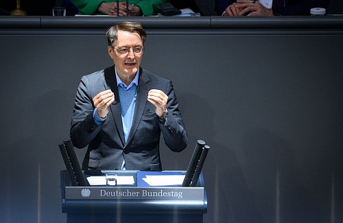Vor der Abstimmung warb Gesundheitsminister Karl Lauterbach (SPD) noch einmal für die Krankenhausreform der Ampel. - © Bernd von Jutrczenka/dpa