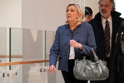 Für Le Pen ist der Schuldspruch ein Desaster. - © Thibault Camus/AP/dpa