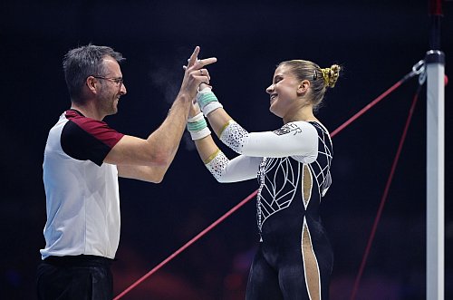Bundestrainer Gerben Wiersma (l.) und die deutsche Top-Turnerin Elisabeth Seitz. - © Marijan Murat/dpa