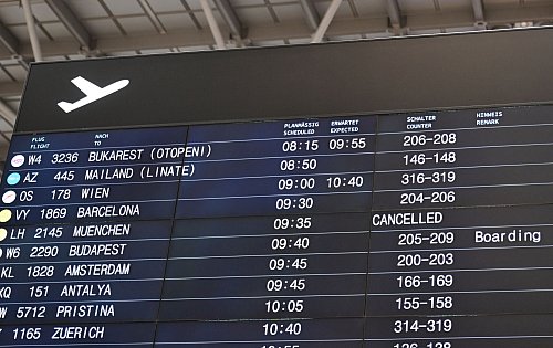 Verspätungen und ein Ausfall eines Flugs werden auf einer Anzeigentafel am Flughafen Stuttgart angezeigt. - © Bernd Weißbrod/dpa