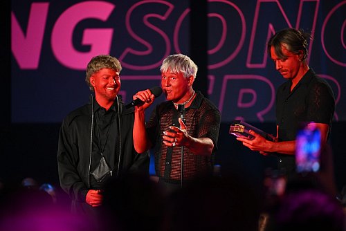 Die Rap-Crew darf sich über die erste Krone des Abends freuen: Ihr Song «Küssen» machte als «Bester Hip-Hop-Song» das Rennen - © David Inderlied/dpa