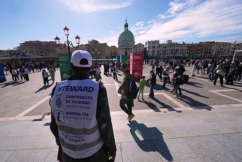 Insgesamt muss in diesem Jahr an 54 Tagen gezahlt werden. - © Antonio Calanni/AP/dpa