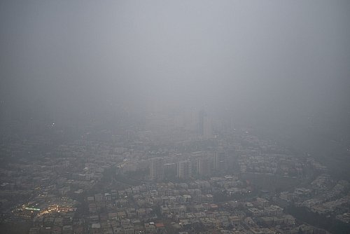 Smog in Teheran: Einen blauen Himmel sehen die Bewohner der Millionenmetropole selten. (Archivbild) - © Arne Bänsch/dpa