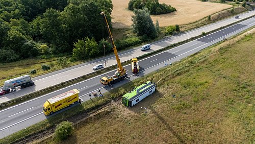 Ein Flixbus ist von der Fahrbahn abgekommen und auf die Seite gekippt. - © René Schröder/NEWS5/dpa