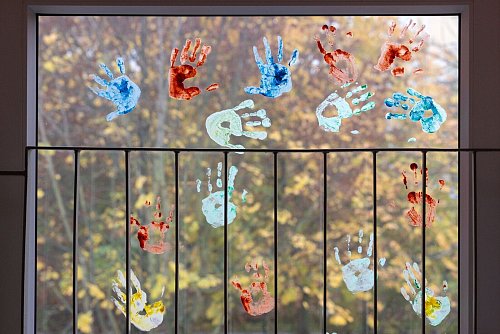 Geschlossene Gruppen, verkürzte Öffnungszeiten und vorzeitige Kita-Schließungen: Im abgelaufenen Kindergartenjahr haben sich die Angebots-Einschränkungen wegen Personalnot nicht gebessert. (Symbolbild) - © Michael Reichel/dpa-Zentralbild/dpa