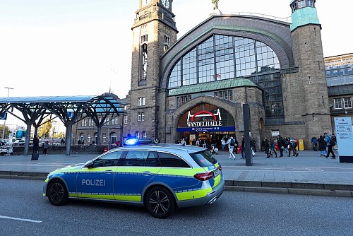 Über die Polizei hat das Gesundheitsamt des Bezirksamtes eine Personenfestsetzung im Hauptbahnhof veranlasst. - © Bodo Marks/dpa