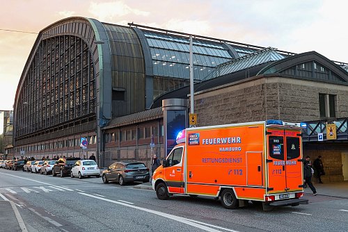 Für den Einsatz wurde ein Bahnsteig gesperrt. - © Bodo Marks/dpa