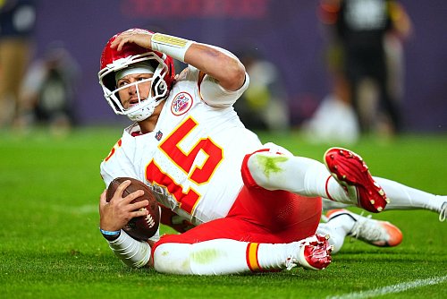 Chiefs-Quarterback Patrick Mahomes müssen um die Playoffs bangen. - © Jack Dempsey/AP/dpa