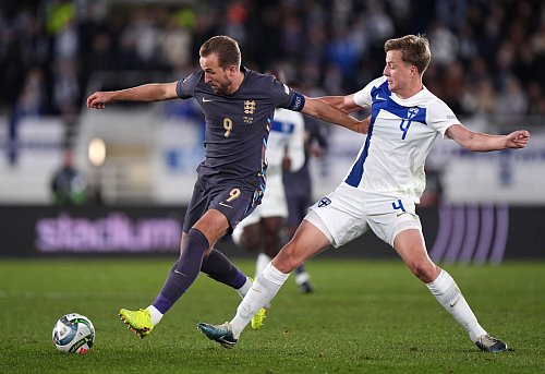 Bayern-Stürmer Harry Kane (l) siegt mit England in Helsinki. - © Bradley Collyer/PA Wire/dpa