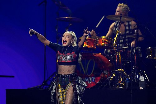 Die gebürtige Kalifornierin Gwen Stefani steht bei dem Benefizkonzert auf der Bühne. - © Chris Pizzello/Invision/AP/dpa