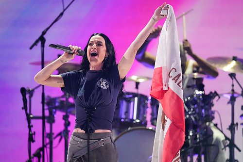 Katy Perry begeistert mit ihren Hits «Roar» und «California Gurls» - © Jordan Strauss/Invision/AP/dpa