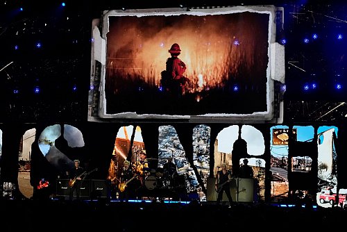 Die Einnahmen von dem Konzert sollen den Opfern der Feuerkatastrophe zukommen. - © Chris Pizzello/Invision/AP/dpa