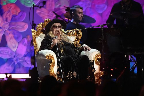 Mit 81 dabeI: Die kanadische Sängerin Joni Mitchell bei «FireAid». - © Chris Pizzello/Invision/AP/dpa