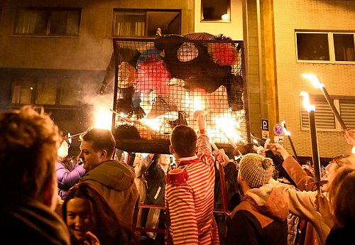 Während der Karnevalszeit hängt über vielen Kneipen-Türen oder Theken eine Strohpuppe. - © Roberto Pfeil/dpa